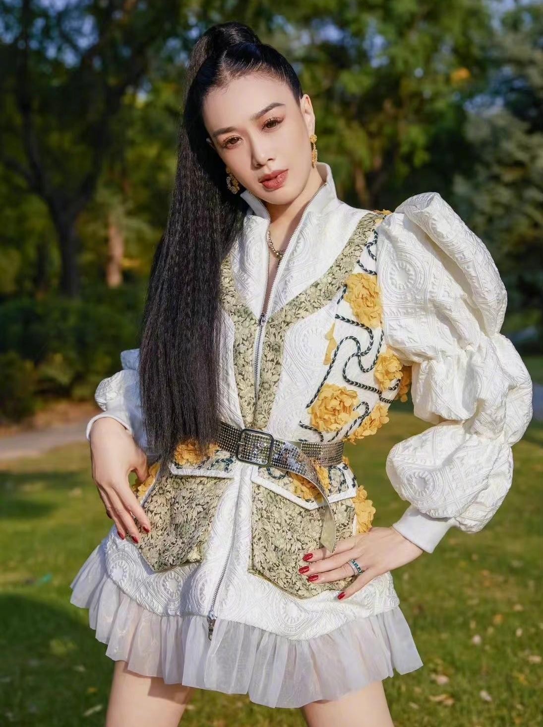 Nữ thần gốc Việt tuổi U60 có thân hình căng tràn sức sống nhờ 3 bí quyết ai cũng làm được- Ảnh 4. Nữ thần gốc Việt tuổi U60 có thân hình căng tràn sức sống nhờ 3 bí quyết ai cũng làm được- Ảnh 4.