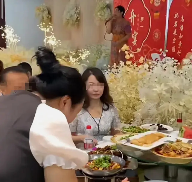 Con đỗ ĐH, mẹ tổ chức tiệc chúc mừng linh đình như đám cưới, lên sân khấu khoe thành tích của con thì nhận về cái kết ê chề- Ảnh 1. Con đỗ ĐH, mẹ tổ chức tiệc chúc mừng linh đình như đám cưới, lên sân khấu khoe thành tích của con thì nhận về cái kết ê chề- Ảnh 1.