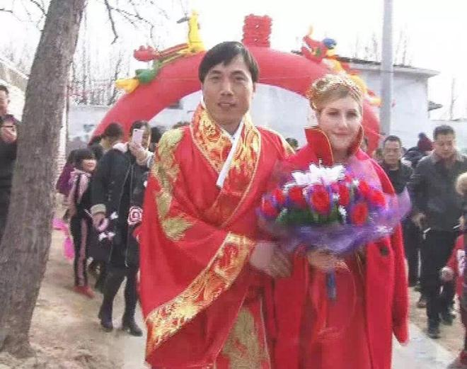 Anh nông dân nghèo lấy được mỹ nhân Ukraine, cuộc sống hôn nhân giản dị nhưng khiến ai cũng ganh tị- Ảnh 3. Anh nông dân nghèo lấy được mỹ nhân Ukraine, cuộc sống hôn nhân giản dị nhưng khiến ai cũng ganh tị- Ảnh 3.