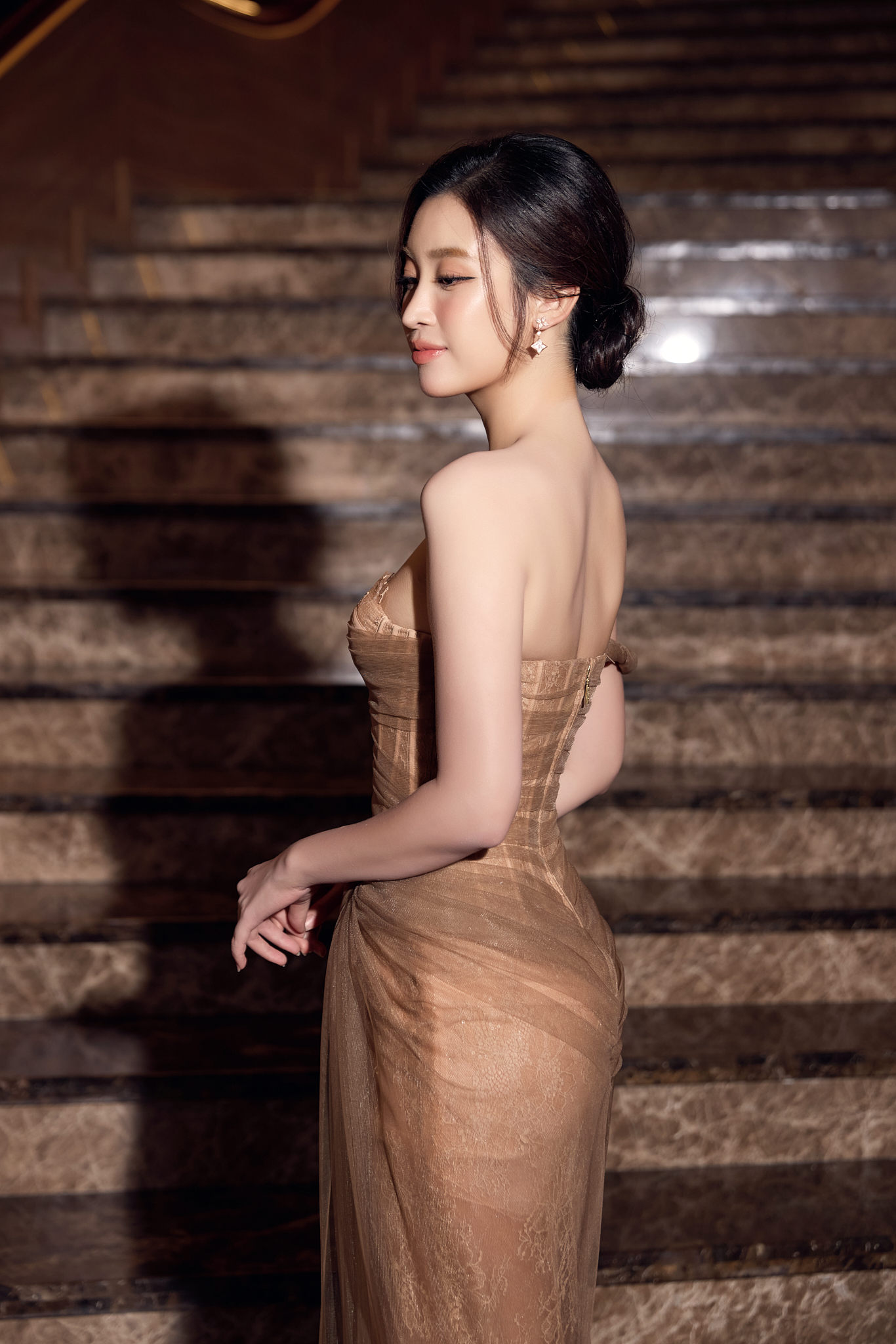 Lấy chồng Chủ tịch CLB Hà Nội, Hoa hậu Đỗ Mỹ Linh lần đầu "ngồi ghế nóng" sau hơn 1 năm sinh con: Nhan sắc quyến rũ thế nào?- Ảnh 2.