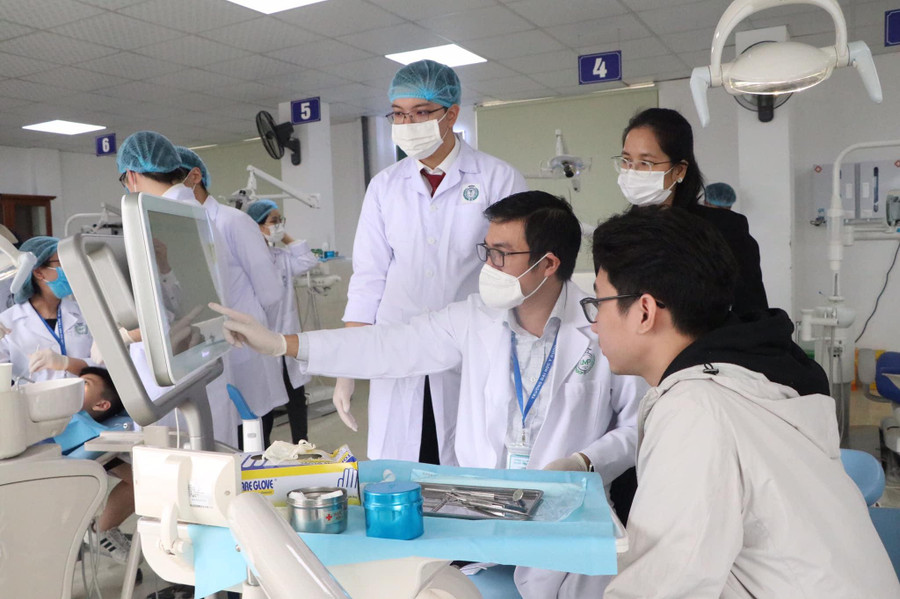 1 ngành vừa được Bộ Nội vụ quyết định ưu tiên tăng lương nhiều nhất: Điểm chuẩn đồng loạt tăng, có ngành gần 10 điểm/môn mới đỗ- Ảnh 1. 1 ngành vừa được Bộ Nội vụ quyết định ưu tiên tăng lương nhiều nhất: Điểm chuẩn đồng loạt tăng, có ngành gần 10 điểm/môn mới đỗ- Ảnh 1.