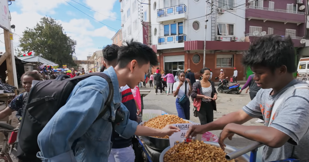 Theo chân Khoai Lang Thang khám phá ẩm thực đường phố nơi Quang Linh Vlogs sinh sống- Ảnh 53.