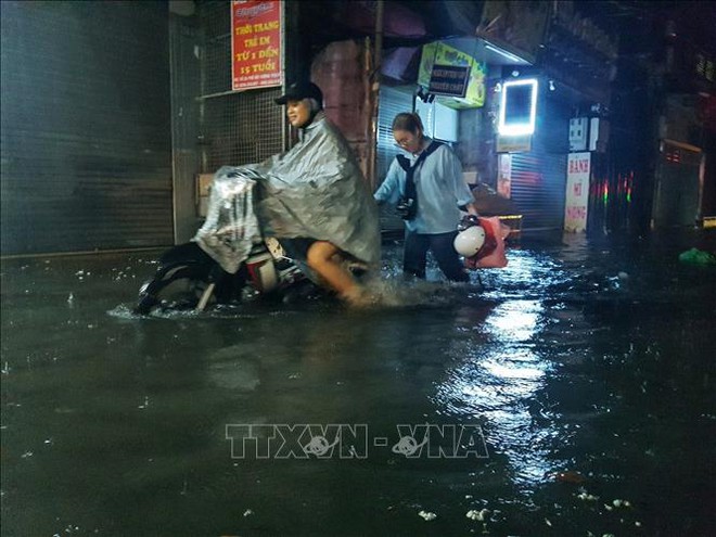 Mưa như trút ở Hà Nội, Thái Nguyên: Ô tô bị cuốn trôi, xe chết máy, người dân lội bì bõm trên đường- Ảnh 5.