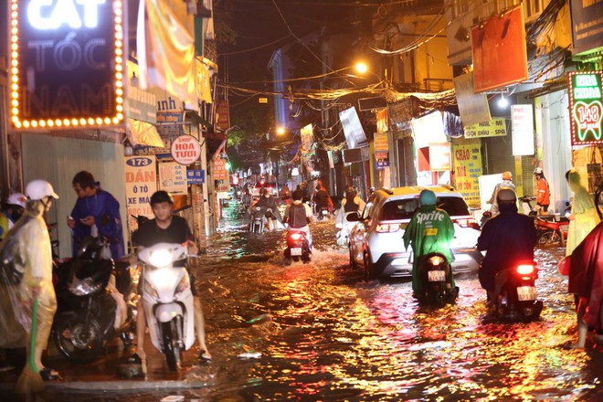 Mưa như trút ở Hà Nội, Thái Nguyên: Ô tô bị cuốn trôi, xe chết máy, người dân lội bì bõm trên đường- Ảnh 10.