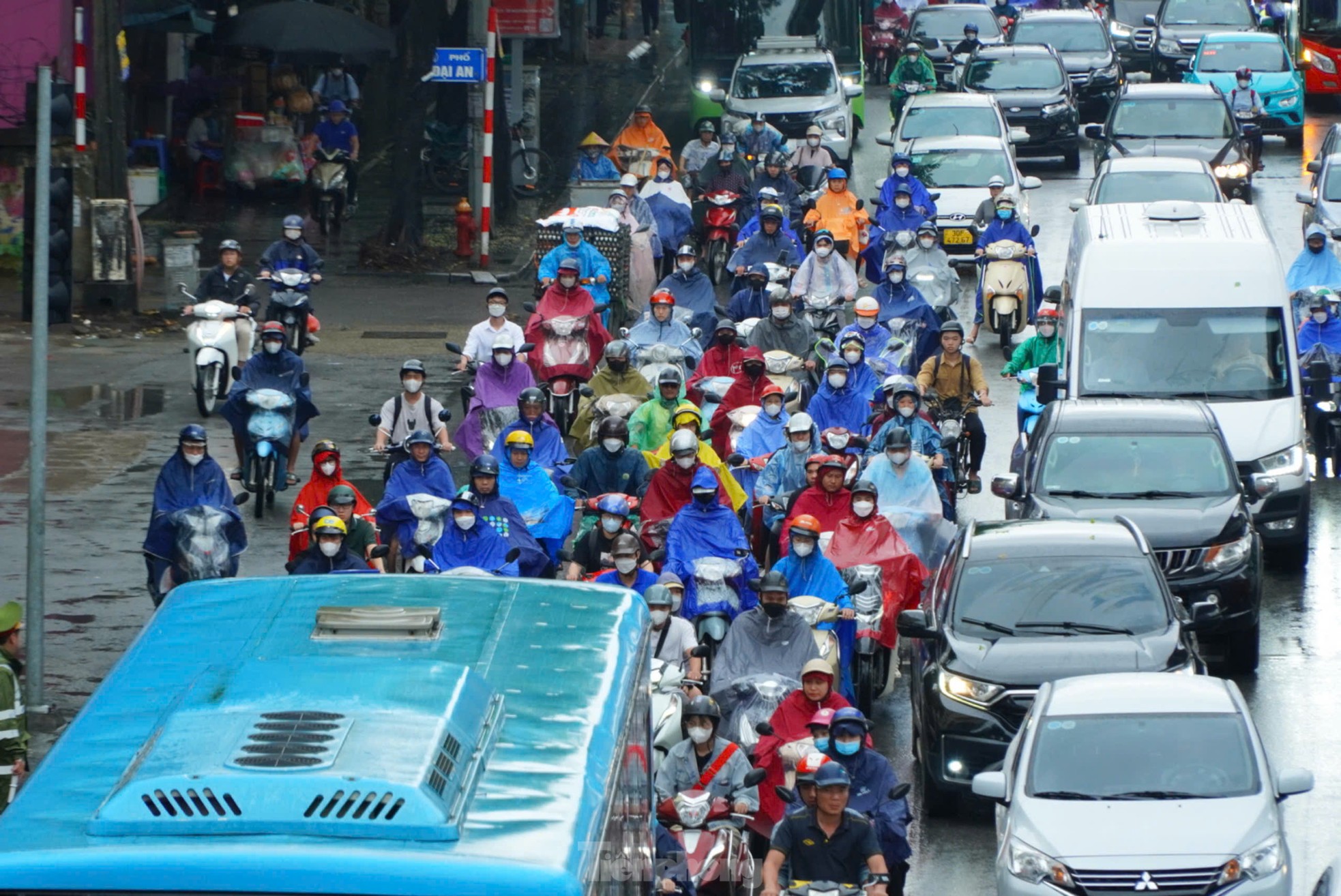 Hà Nội mưa từ đêm đến sáng, xe ùn tắc mọi ngả đường, người dân chật vật tìm đường tới công sở- Ảnh 15.