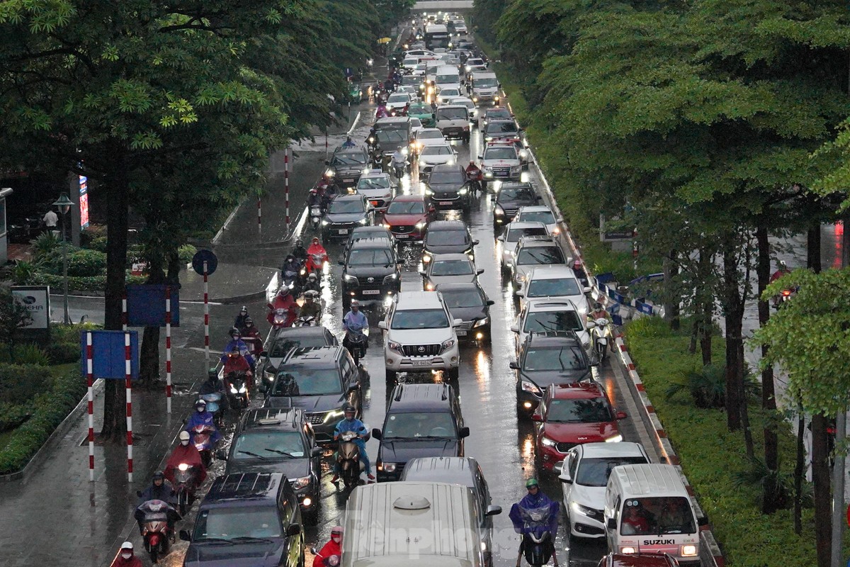 Hà Nội mưa từ đêm đến sáng, xe ùn tắc mọi ngả đường, người dân chật vật tìm đường tới công sở- Ảnh 6.