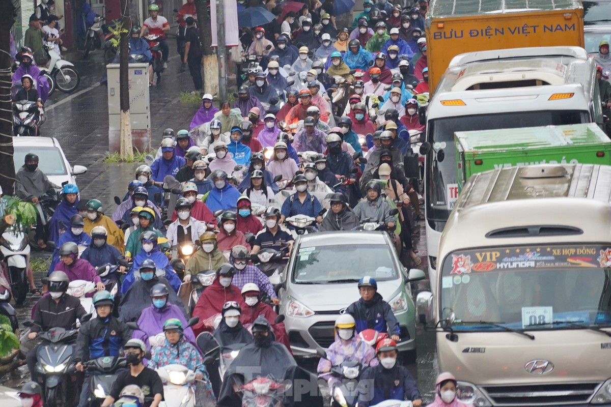 Hà Nội mưa từ đêm đến sáng, xe ùn tắc mọi ngả đường, người dân chật vật tìm đường tới công sở- Ảnh 12.