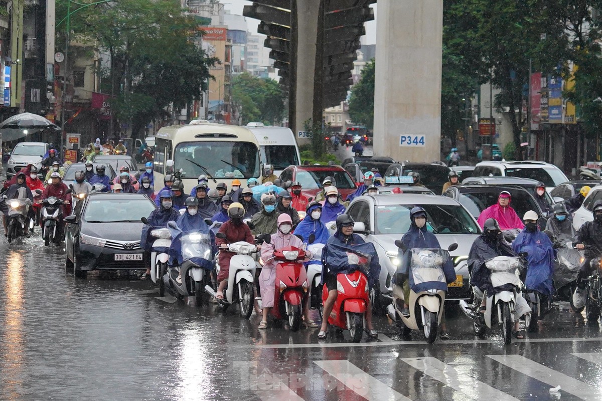 Hà Nội mưa từ đêm đến sáng, xe ùn tắc mọi ngả đường, người dân chật vật tìm đường tới công sở- Ảnh 2.