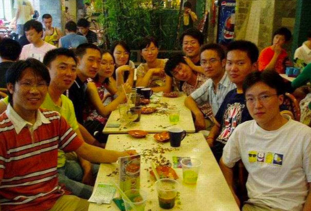 Đi họp lớp, tôi xin về sớm vì sếp gọi, 1 giờ sáng nhận tin nhắn từ lớp trưởng: Tôi lập tức rời nhóm chat, quyết không bao giờ đi họp lớp- Ảnh 2. Đi họp lớp, tôi xin về sớm vì sếp gọi, 1 giờ sáng nhận tin nhắn từ lớp trưởng: Tôi lập tức rời nhóm chat, quyết không bao giờ đi họp lớp- Ảnh 2.
