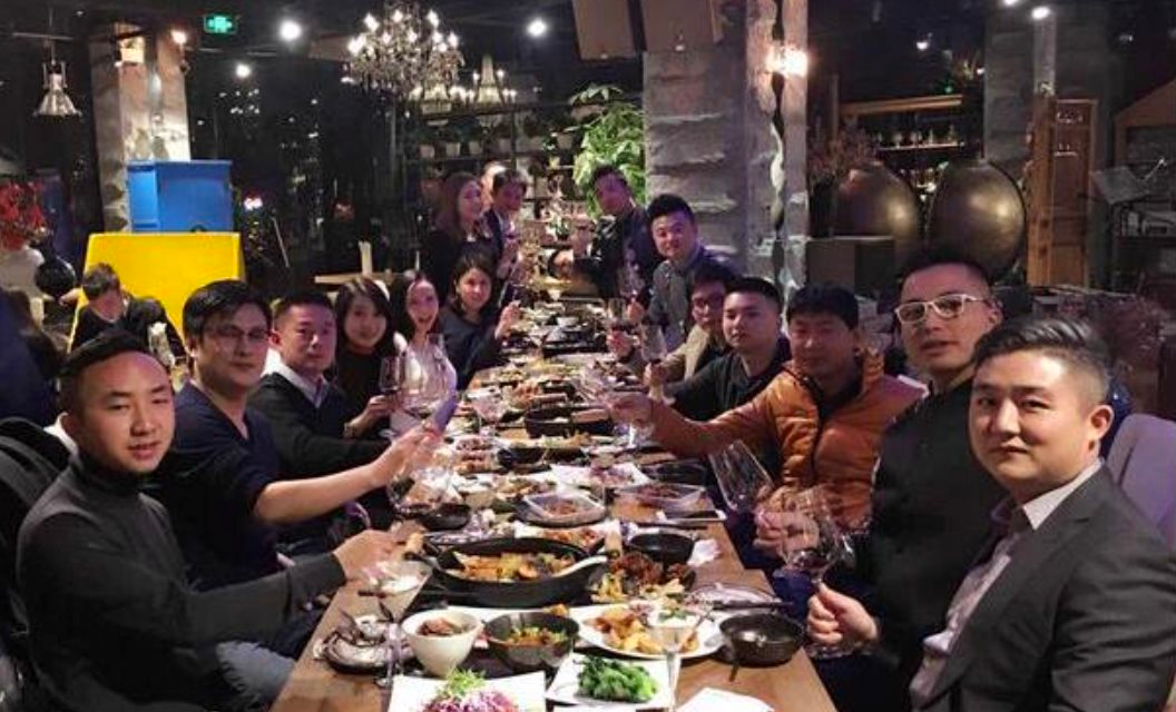 Đi họp lớp, tôi xin về sớm vì sếp gọi, 1 giờ sáng nhận tin nhắn từ lớp trưởng: Tôi lập tức rời nhóm chat, quyết không bao giờ đi họp lớp- Ảnh 3. Đi họp lớp, tôi xin về sớm vì sếp gọi, 1 giờ sáng nhận tin nhắn từ lớp trưởng: Tôi lập tức rời nhóm chat, quyết không bao giờ đi họp lớp- Ảnh 3.