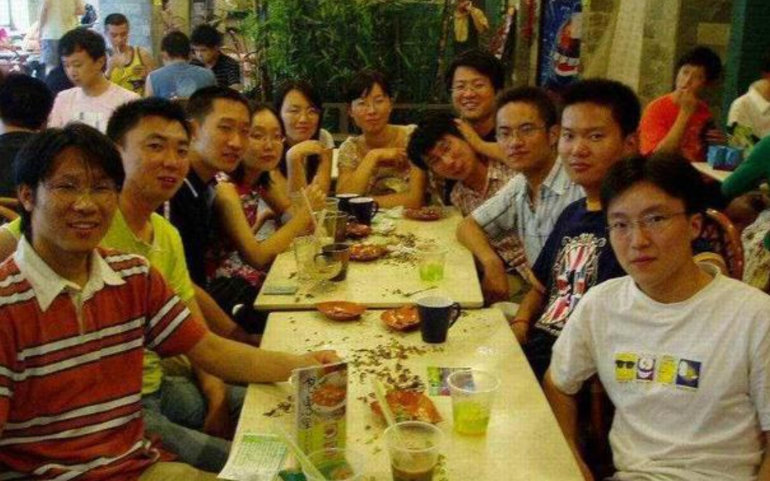 Đi họp lớp, tôi xin về sớm vì sếp gọi, 1 giờ sáng nhận tin nhắn từ lớp trưởng: Tôi lập tức rời nhóm chat, quyết không bao giờ đi họp lớp- Ảnh 1. Đi họp lớp, tôi xin về sớm vì sếp gọi, 1 giờ sáng nhận tin nhắn từ lớp trưởng: Tôi lập tức rời nhóm chat, quyết không bao giờ đi họp lớp- Ảnh 1.