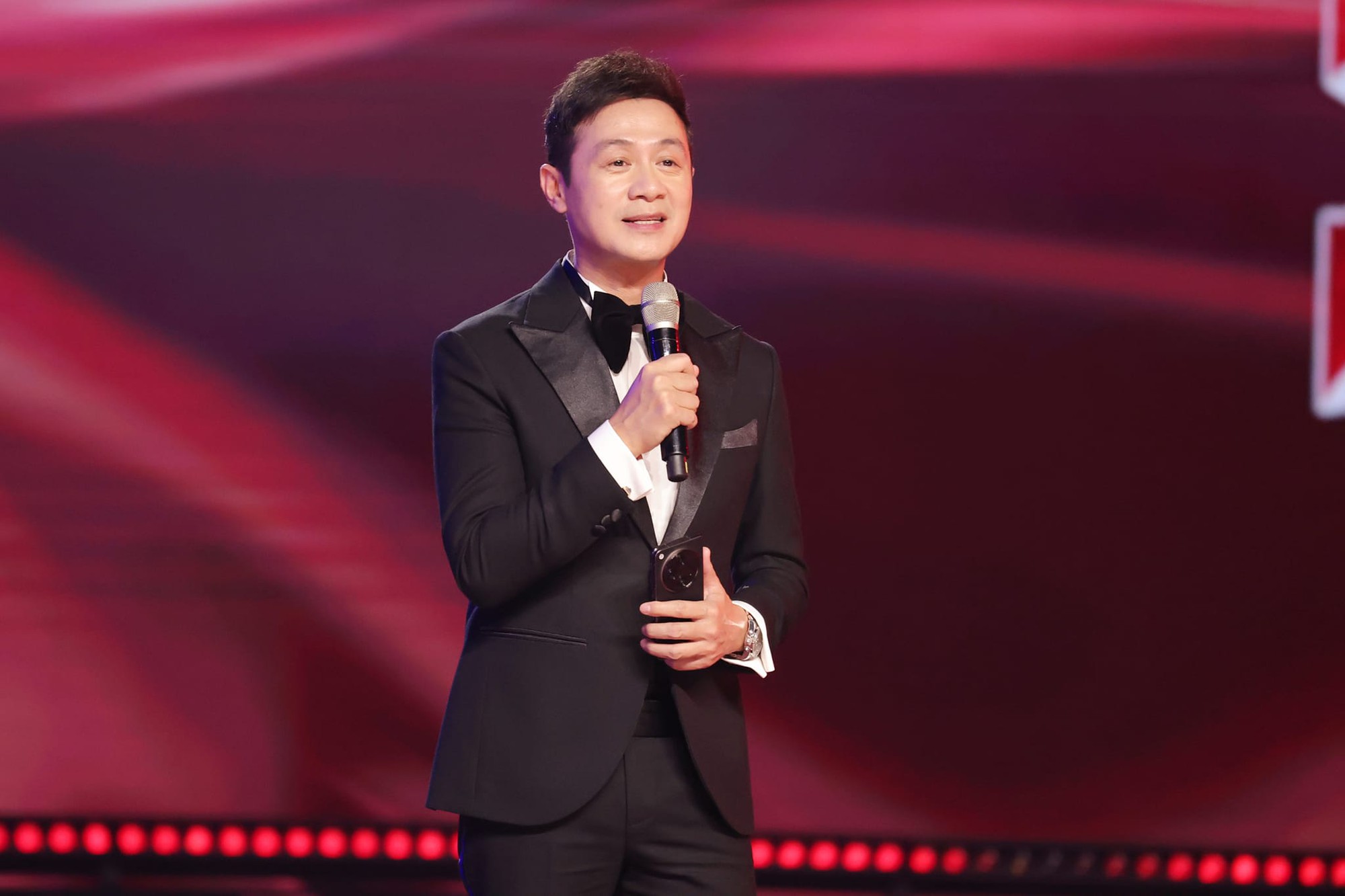 Diện mạo "người đàn ông không lão hóa" nổi nhất VTV 23 năm trước và hiện tại: Hé lộ bí quyết!- Ảnh 2. Diện mạo "người đàn ông không lão hóa" nổi nhất VTV 23 năm trước và hiện tại: Hé lộ bí quyết!- Ảnh 2.