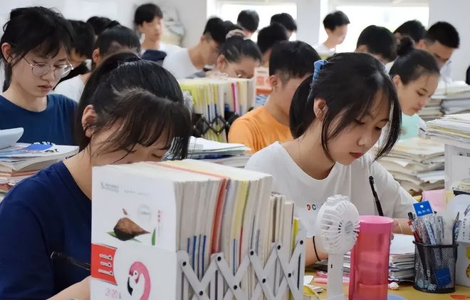 Nữ sinh bật khóc vì điểm thi ổn nhưng không đủ đỗ đại học: Không ngờ em phải "giành giật" để vào cao đẳng- Ảnh 1. Nữ sinh bật khóc vì điểm thi ổn nhưng không đủ đỗ đại học: Không ngờ em phải "giành giật" để vào cao đẳng- Ảnh 1.