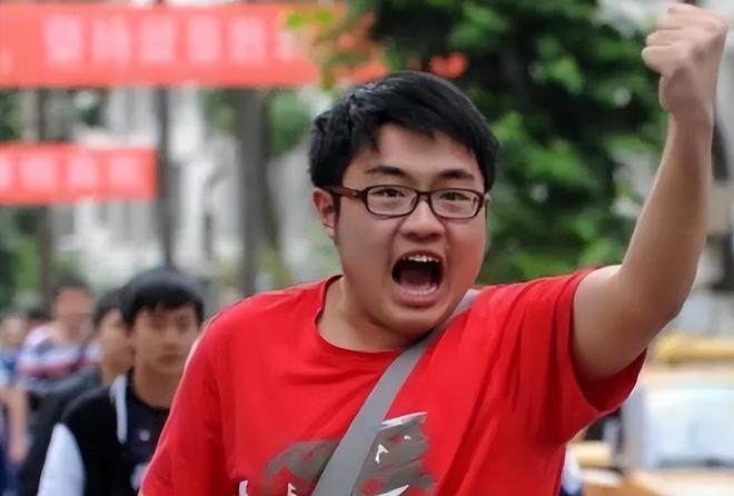 Nữ sinh bật khóc vì điểm thi ổn nhưng không đủ đỗ đại học: Không ngờ em phải "giành giật" để vào cao đẳng- Ảnh 2. Nữ sinh bật khóc vì điểm thi ổn nhưng không đủ đỗ đại học: Không ngờ em phải "giành giật" để vào cao đẳng- Ảnh 2.
