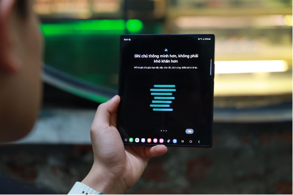 Galaxy Z Fold6 xuất hiện đã thay đổi hoàn toàn cách nhiều người làm việc- Ảnh 1. Galaxy Z Fold6 xuất hiện đã thay đổi hoàn toàn cách nhiều người làm việc- Ảnh 1.