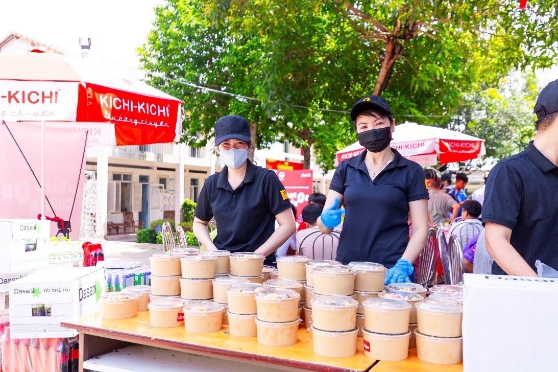 Hành trình nhân ái - "Lẩu băng chuyền 0 đồng Kichi-Kichi"- Ảnh 1. Hành trình nhân ái - "Lẩu băng chuyền 0 đồng Kichi-Kichi"- Ảnh 1.