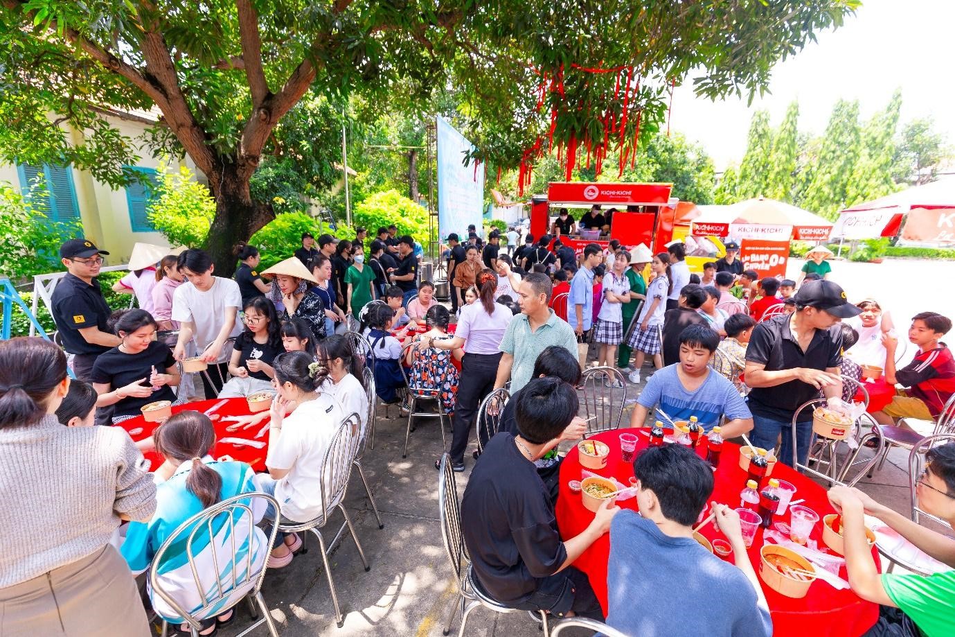 Hành trình nhân ái - "Lẩu băng chuyền 0 đồng Kichi-Kichi"- Ảnh 2. Hành trình nhân ái - "Lẩu băng chuyền 0 đồng Kichi-Kichi"- Ảnh 2.