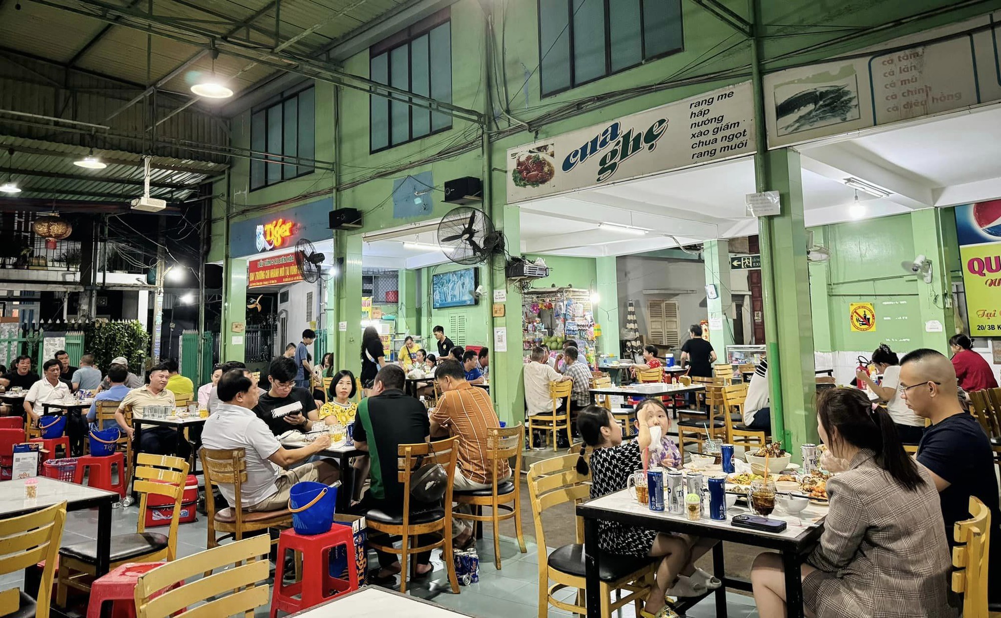 Quán lẩu tôm càng hơn 30 năm tuổi nằm khuất trong hẻm sâu nhưng lúc nào cũng đông khách, nhiều gia đình không ngại vượt hàng chục km tới ăn- Ảnh 15. Quán lẩu tôm càng hơn 30 năm tuổi nằm khuất trong hẻm sâu nhưng lúc nào cũng đông khách, nhiều gia đình không ngại vượt hàng chục km tới ăn- Ảnh 15.