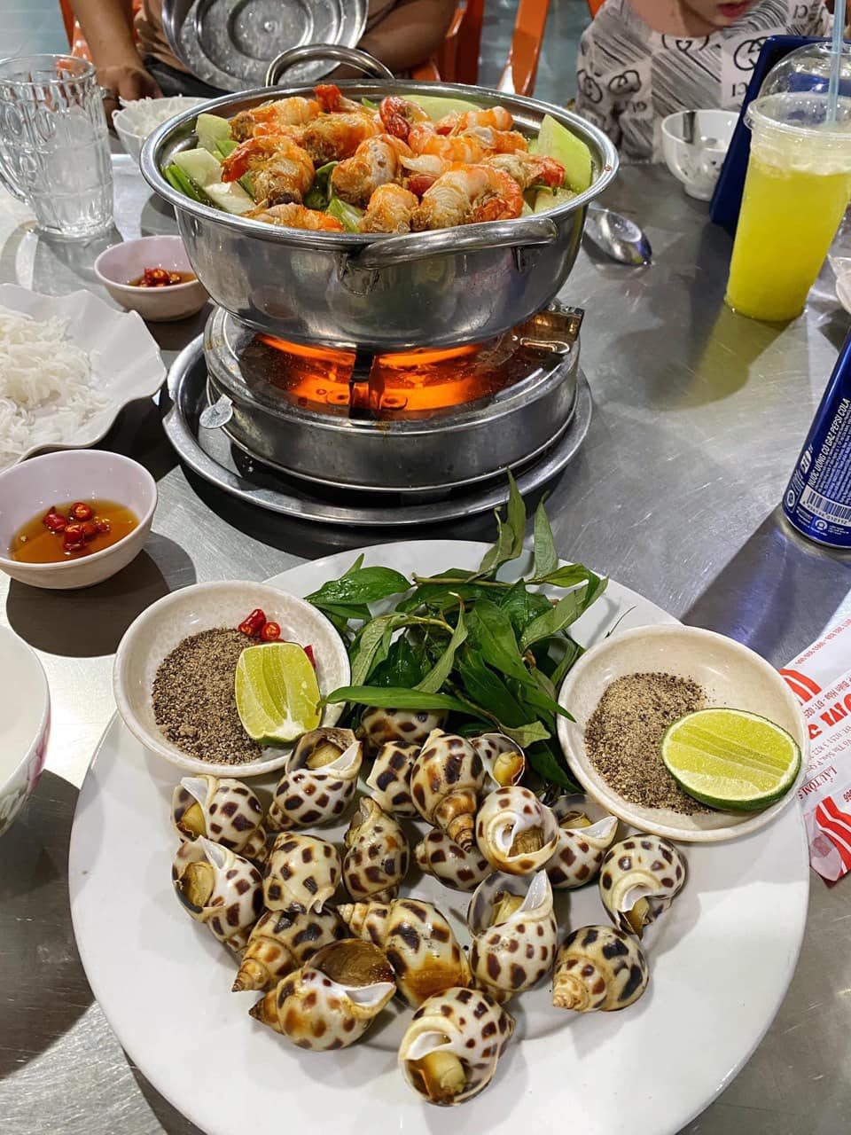 Quán lẩu tôm càng hơn 30 năm tuổi nằm khuất trong hẻm sâu nhưng lúc nào cũng đông khách, nhiều gia đình không ngại vượt hàng chục km tới ăn- Ảnh 22. Quán lẩu tôm càng hơn 30 năm tuổi nằm khuất trong hẻm sâu nhưng lúc nào cũng đông khách, nhiều gia đình không ngại vượt hàng chục km tới ăn- Ảnh 22.