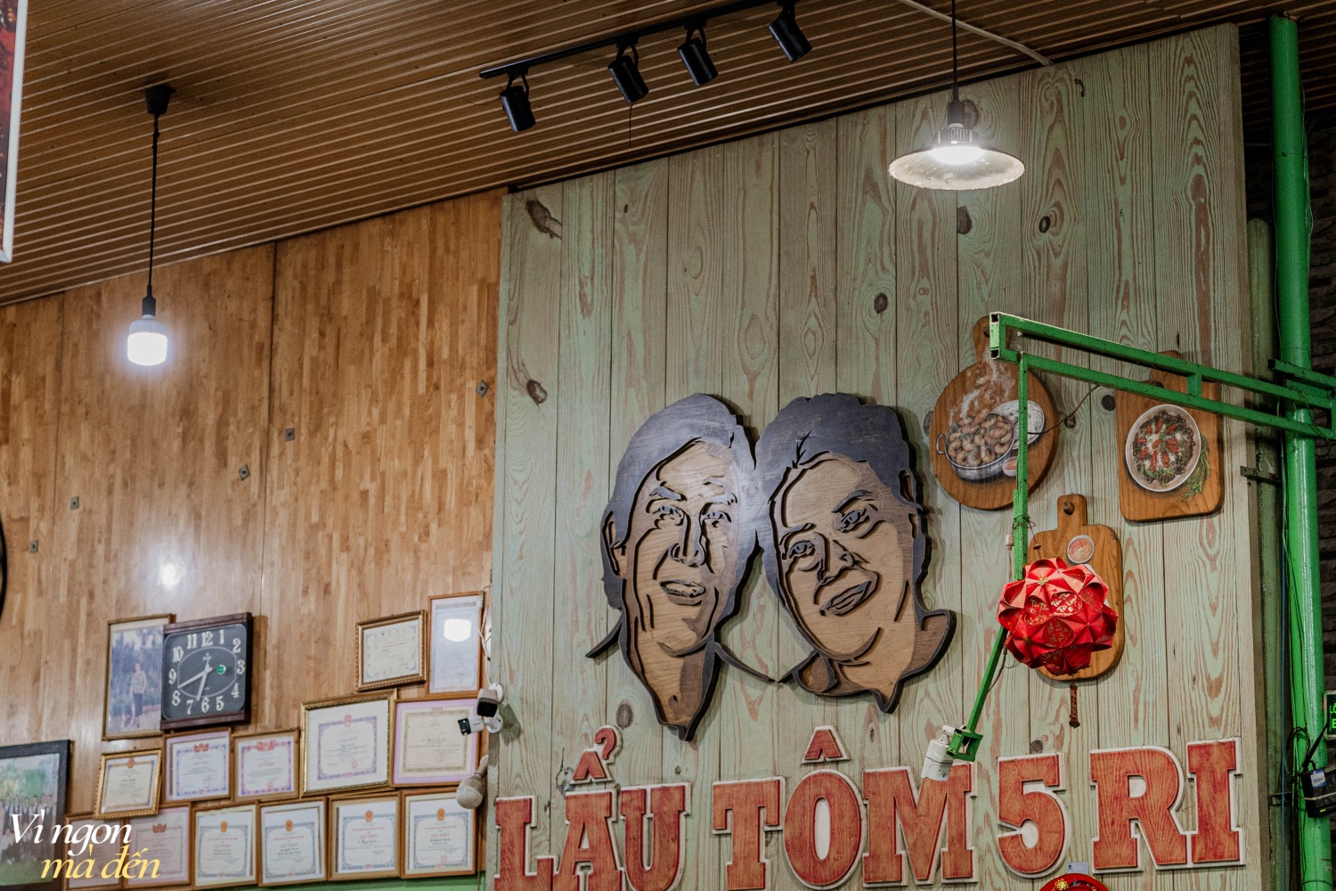 Quán lẩu tôm càng hơn 30 năm tuổi nằm khuất trong hẻm sâu nhưng lúc nào cũng đông khách, nhiều gia đình không ngại vượt hàng chục km tới ăn- Ảnh 2. Quán lẩu tôm càng hơn 30 năm tuổi nằm khuất trong hẻm sâu nhưng lúc nào cũng đông khách, nhiều gia đình không ngại vượt hàng chục km tới ăn- Ảnh 2.