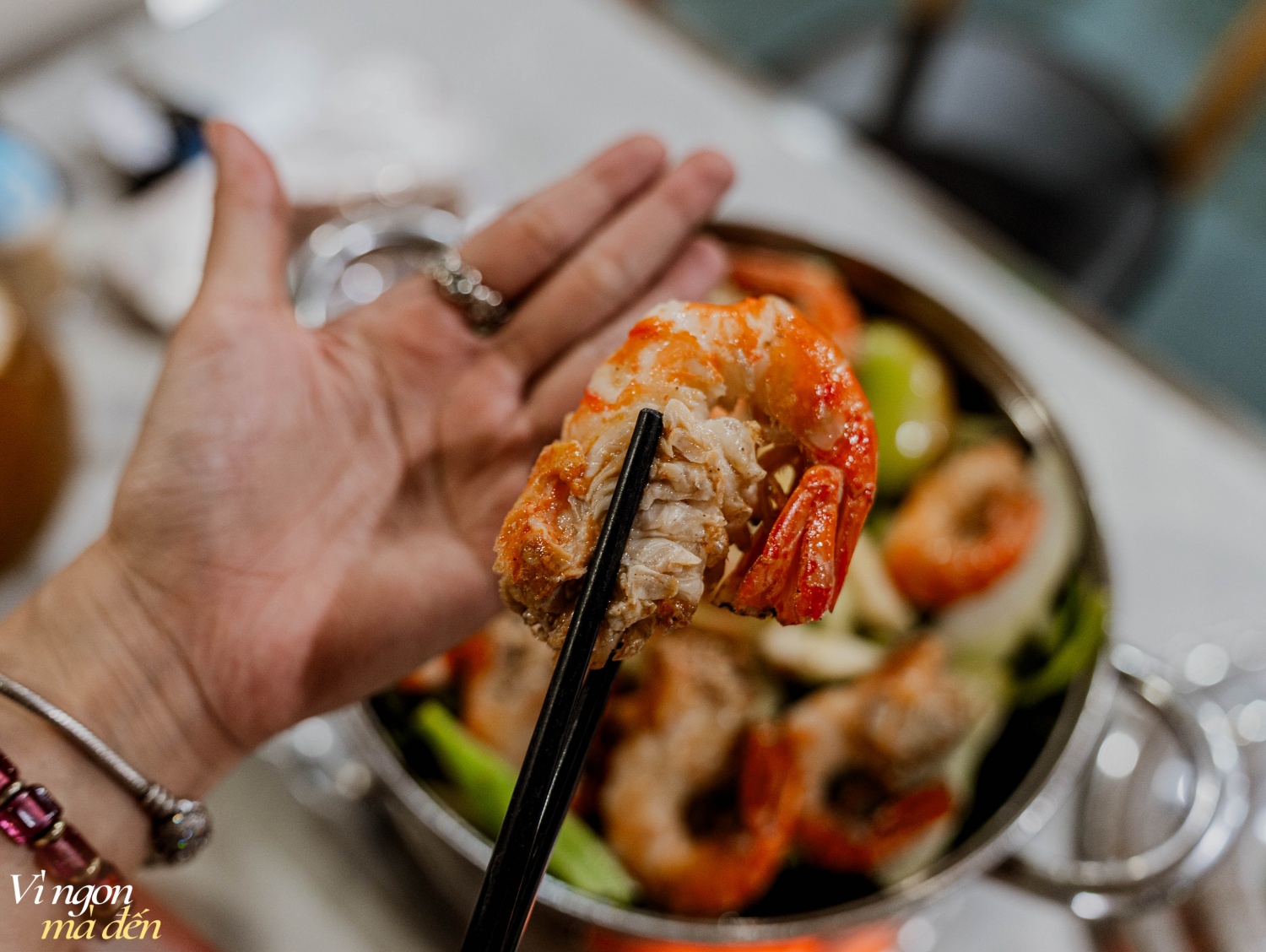 Quán lẩu tôm càng hơn 30 năm tuổi nằm khuất trong hẻm sâu nhưng lúc nào cũng đông khách, nhiều gia đình không ngại vượt hàng chục km tới ăn- Ảnh 8. Quán lẩu tôm càng hơn 30 năm tuổi nằm khuất trong hẻm sâu nhưng lúc nào cũng đông khách, nhiều gia đình không ngại vượt hàng chục km tới ăn- Ảnh 8.