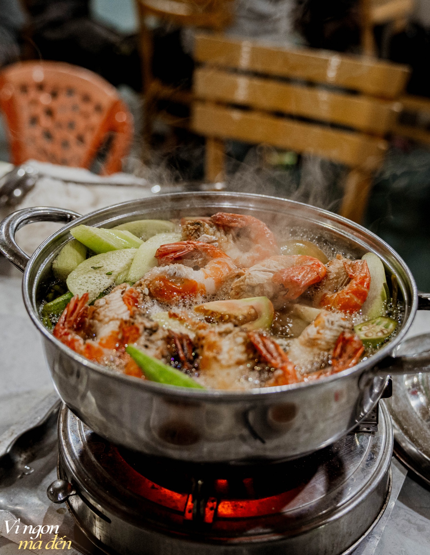 Quán lẩu tôm càng hơn 30 năm tuổi nằm khuất trong hẻm sâu nhưng lúc nào cũng đông khách, nhiều gia đình không ngại vượt hàng chục km tới ăn- Ảnh 5. Quán lẩu tôm càng hơn 30 năm tuổi nằm khuất trong hẻm sâu nhưng lúc nào cũng đông khách, nhiều gia đình không ngại vượt hàng chục km tới ăn- Ảnh 5.