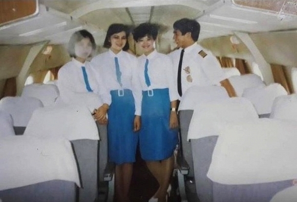 5 lần đổi đồng phục của Vietnam Airlines: Từ quần tây - sơ mi trắng đến áo dài đỏ và trang phục gây tranh cãi của NTK Minh Hạnh- Ảnh 3.