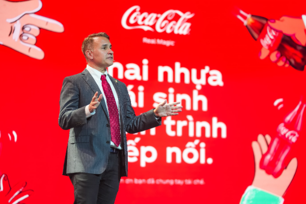 Coca-Cola kỷ niệm 30 năm và khởi động chương trình "Chai nhựa tái sinh, hành trình tiếp nối"- Ảnh 1.