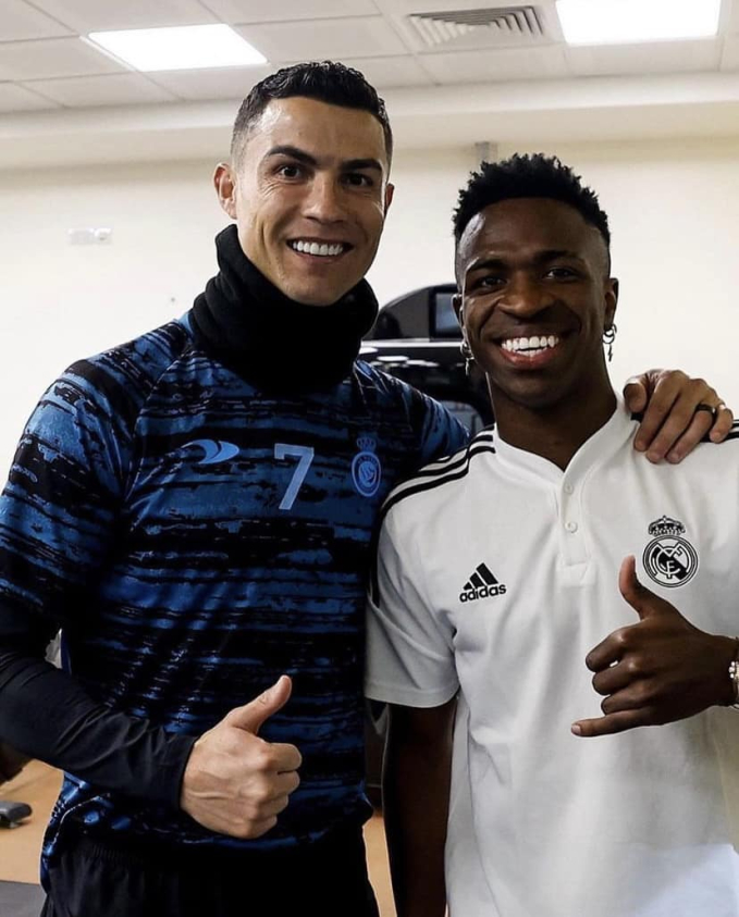 "Muốn đi thì trả ra đây số tiền để mua Messi" - câu nói bất ngờ khiến Ronaldo hoàn toàn đứng hình- Ảnh 1. "Muốn đi thì trả ra đây số tiền để mua Messi" - câu nói bất ngờ khiến Ronaldo hoàn toàn đứng hình- Ảnh 1.