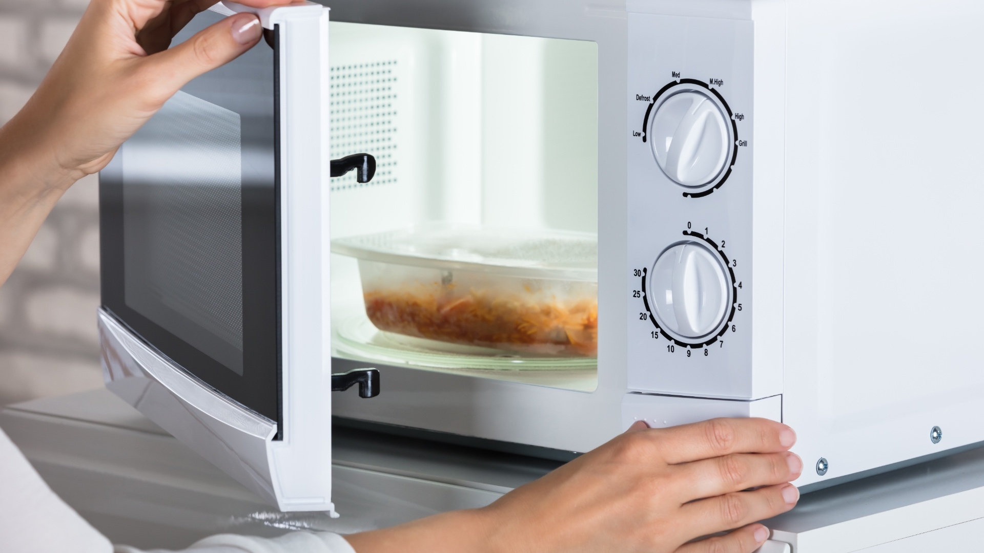 Mở cửa lò vi sóng giữa chừng có sao không? Thì ra bấy lâu rất nhiều người hiểu sai- Ảnh 2. Mở cửa lò vi sóng giữa chừng có sao không? Thì ra bấy lâu rất nhiều người hiểu sai- Ảnh 2.