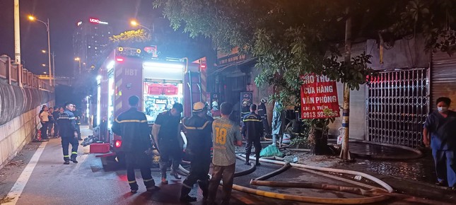 Hà Nội: Kho hàng gần chân cầu Vĩnh Tuy bốc cháy ngùn ngụt trong đêm- Ảnh 4. Hà Nội: Kho hàng gần chân cầu Vĩnh Tuy bốc cháy ngùn ngụt trong đêm- Ảnh 4.