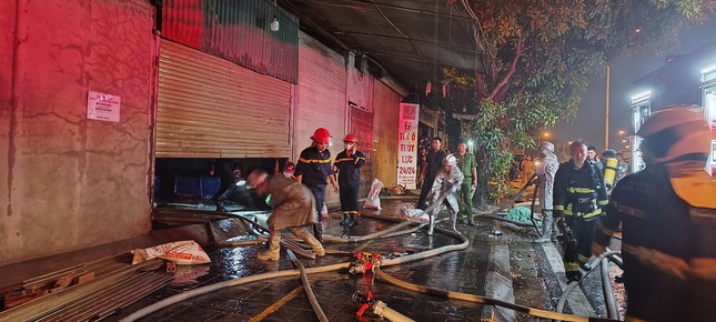 Hà Nội: Kho hàng gần chân cầu Vĩnh Tuy bốc cháy ngùn ngụt trong đêm- Ảnh 1. Hà Nội: Kho hàng gần chân cầu Vĩnh Tuy bốc cháy ngùn ngụt trong đêm- Ảnh 1.