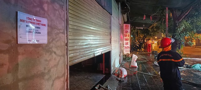 Hà Nội: Kho hàng gần chân cầu Vĩnh Tuy bốc cháy ngùn ngụt trong đêm- Ảnh 3. Hà Nội: Kho hàng gần chân cầu Vĩnh Tuy bốc cháy ngùn ngụt trong đêm- Ảnh 3.