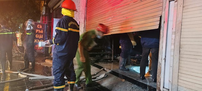 Hà Nội: Kho hàng gần chân cầu Vĩnh Tuy bốc cháy ngùn ngụt trong đêm- Ảnh 2. Hà Nội: Kho hàng gần chân cầu Vĩnh Tuy bốc cháy ngùn ngụt trong đêm- Ảnh 2.