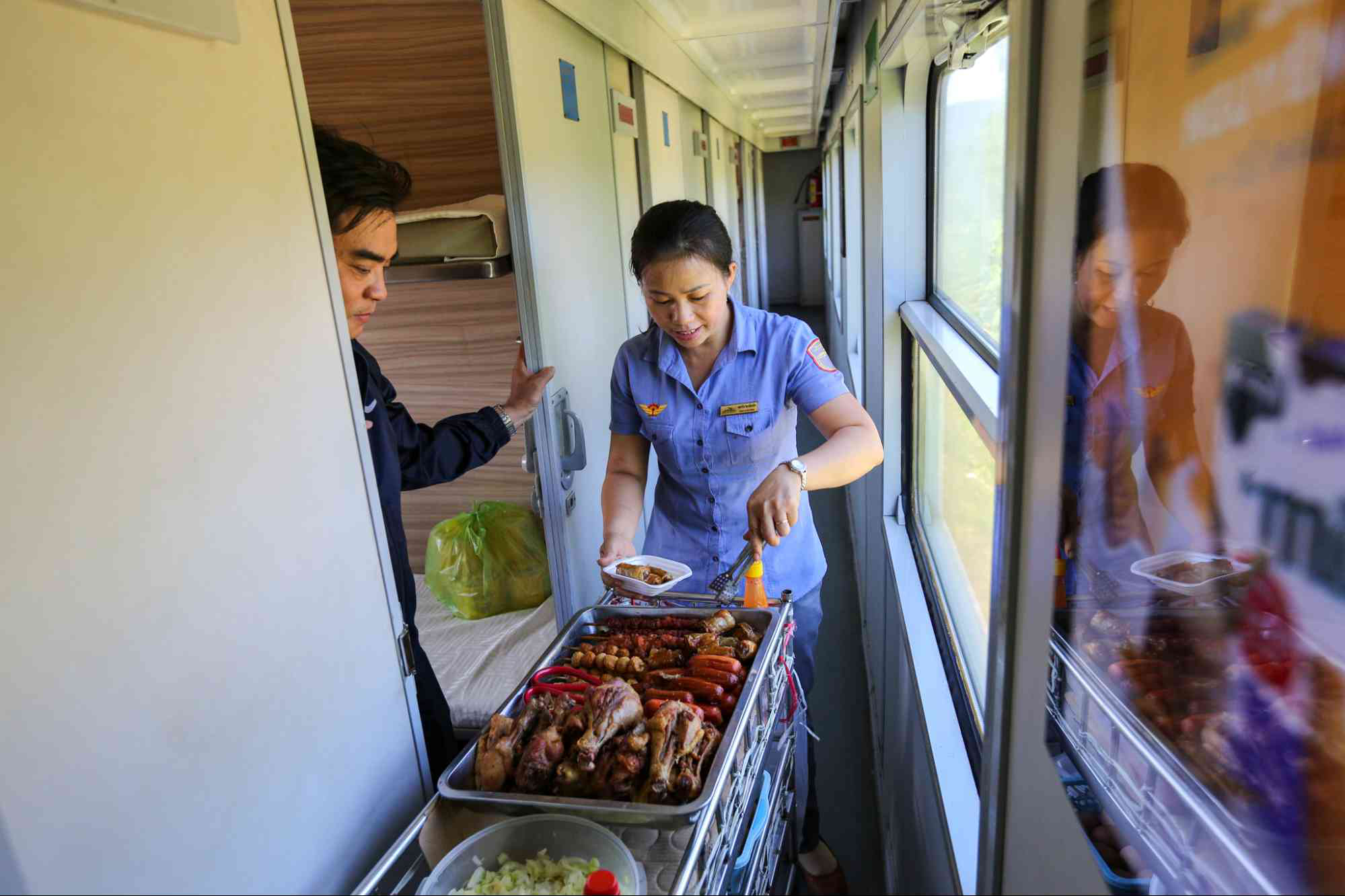 Khách Tây thử bữa tối chưa đến 3 đô la trên chuyến tàu Việt Nam, bất ngờ nhận xét "Nó thật sự rất ngon"- Ảnh 4. Khách Tây thử bữa tối chưa đến 3 đô la trên chuyến tàu Việt Nam, bất ngờ nhận xét "Nó thật sự rất ngon"- Ảnh 4.