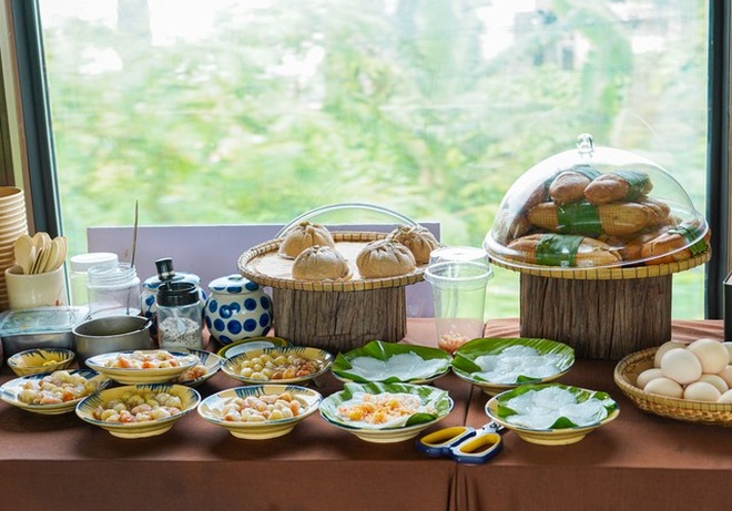 Khách Tây thử bữa tối chưa đến 3 đô la trên chuyến tàu Việt Nam, bất ngờ nhận xét "Nó thật sự rất ngon"- Ảnh 5. Khách Tây thử bữa tối chưa đến 3 đô la trên chuyến tàu Việt Nam, bất ngờ nhận xét "Nó thật sự rất ngon"- Ảnh 5.