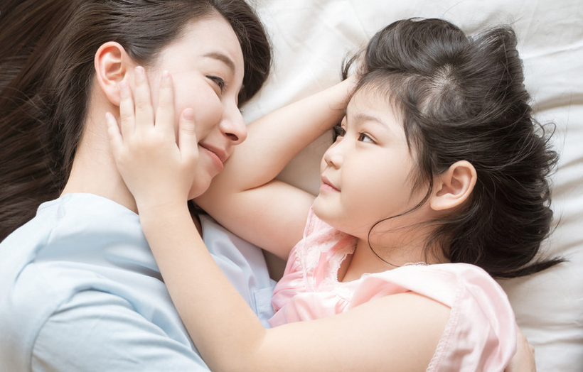 Trò chuyện với con về 5 chủ đề này trước khi ngủ, con sẽ ngày càng yêu thương mẹ nhiều hơn- Ảnh 1. Trò chuyện với con về 5 chủ đề này trước khi ngủ, con sẽ ngày càng yêu thương mẹ nhiều hơn- Ảnh 1.