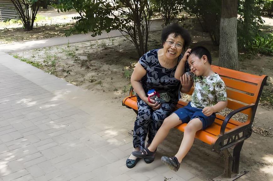 Kiên trì làm việc này mỗi ngày, bà nội nuôi dạy cháu trai thông minh hơn hẳn bạn đồng lứa- Ảnh 1. Kiên trì làm việc này mỗi ngày, bà nội nuôi dạy cháu trai thông minh hơn hẳn bạn đồng lứa- Ảnh 1.