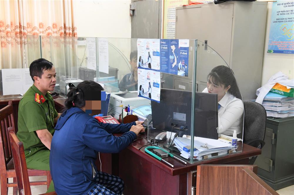 Thấy người phụ nữ có biểu hiện lạ khi rút tiền tiết kiệm, cán bộ quỹ tín dụng lập tức báo công an, ngăn chặn thành công vụ lừa đảo tại Phú Thọ- Ảnh 1. Thấy người phụ nữ có biểu hiện lạ khi rút tiền tiết kiệm, cán bộ quỹ tín dụng lập tức báo công an, ngăn chặn thành công vụ lừa đảo tại Phú Thọ- Ảnh 1.