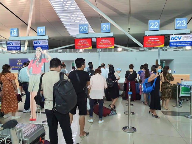Giá vé máy bay tăng mạnh- Ảnh 1. Giá vé máy bay tăng mạnh- Ảnh 1.
