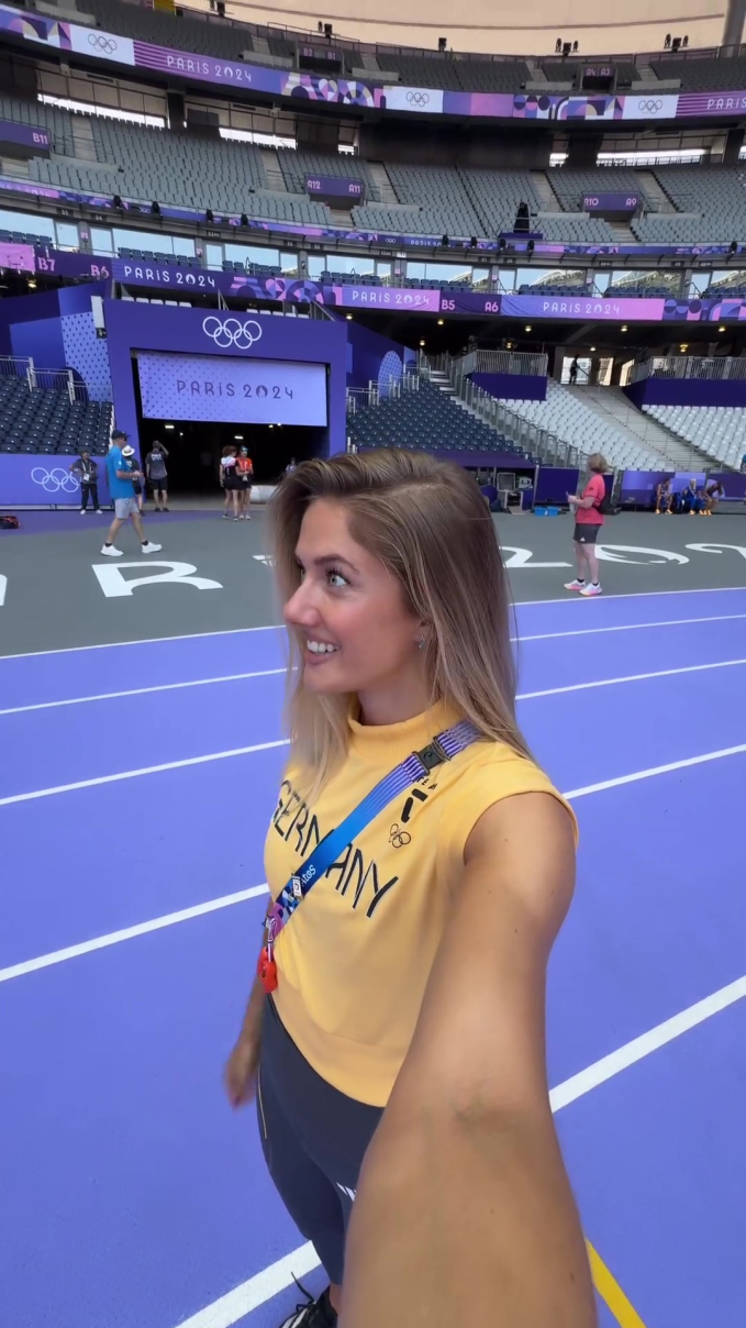 Tại sao đường chạy Olympic Paris 2024 lại có màu tím? Nữ VĐV quyến rũ nhất thế giới sửng sốt khi phát hiện ra sự thay đổi lớn- Ảnh 2. Tại sao đường chạy Olympic Paris 2024 lại có màu tím? Nữ VĐV quyến rũ nhất thế giới sửng sốt khi phát hiện ra sự thay đổi lớn- Ảnh 2.