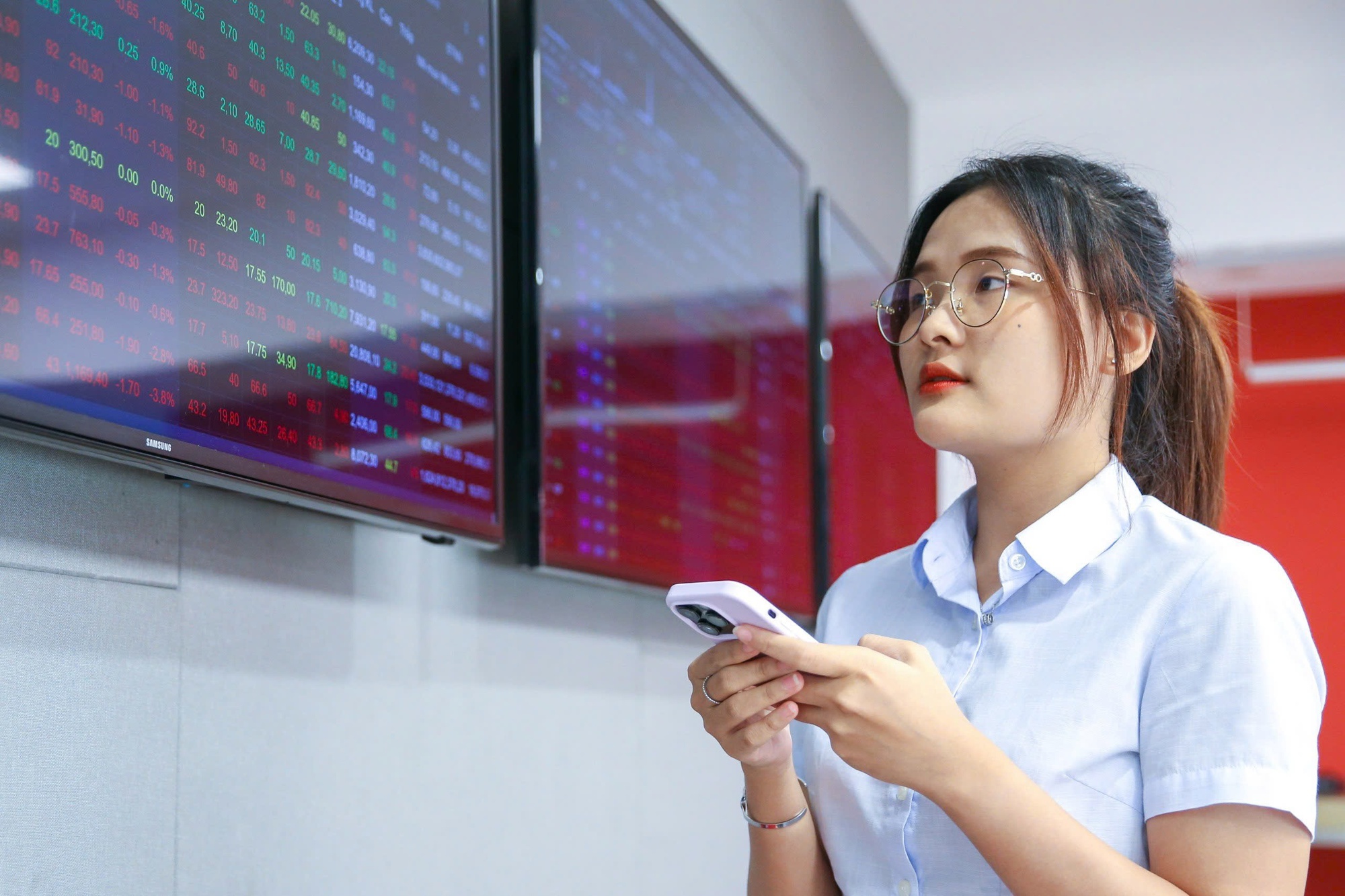 Có 300 triệu đồng, mua cổ phiếu nào có thể kiếm lời ăn Tết?- Ảnh 1. Có 300 triệu đồng, mua cổ phiếu nào có thể kiếm lời ăn Tết?- Ảnh 1.