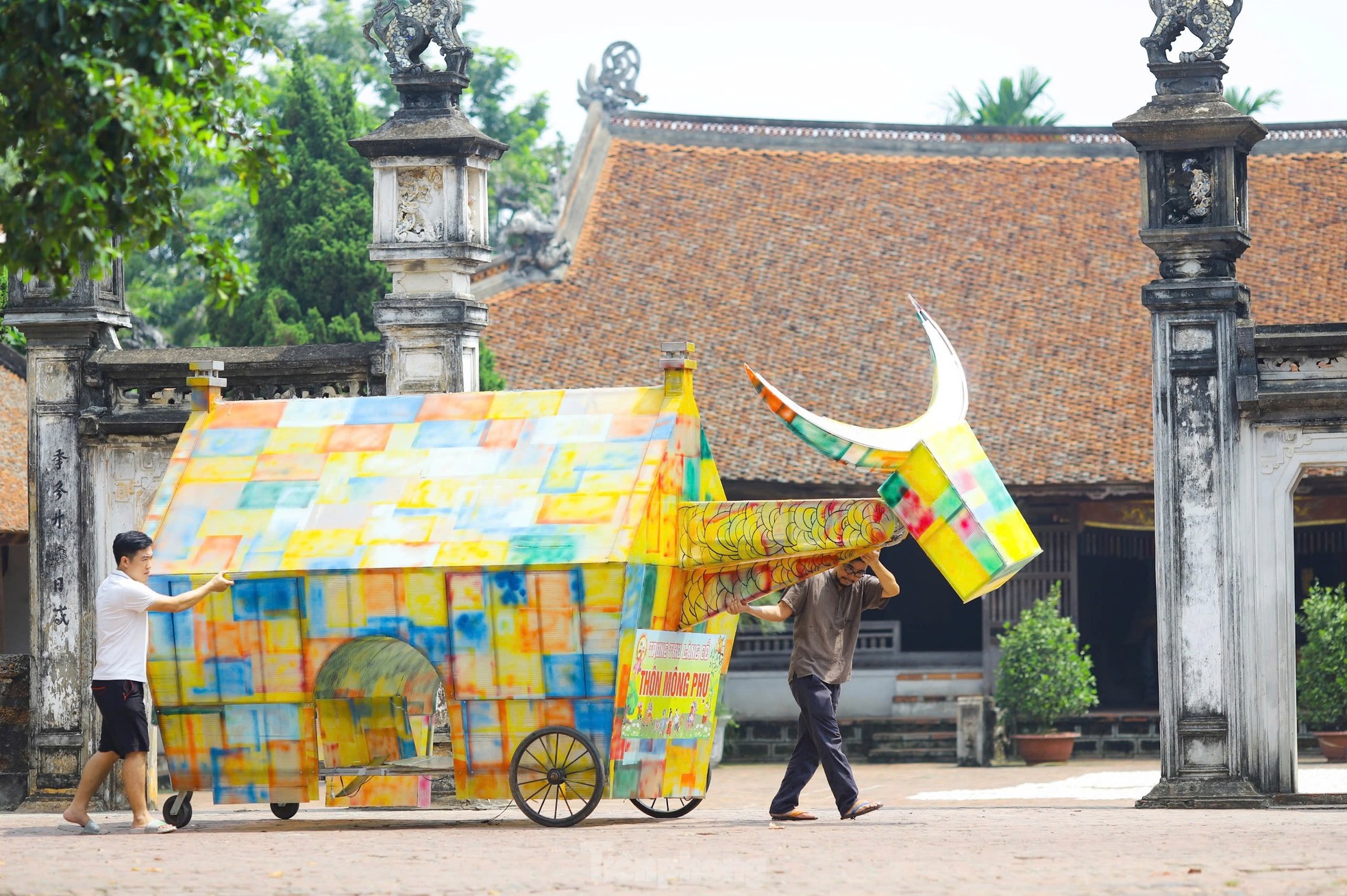 Ngắm đèn Trung thu khổng lồ ở làng cổ Đường Lâm- Ảnh 2.