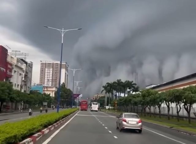 Hiện tượng mây cuộn trào khổng lồ như sóng thần ở Bình Dương- Ảnh 9. Hiện tượng mây cuộn trào khổng lồ như sóng thần ở Bình Dương- Ảnh 9.