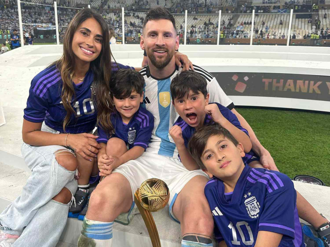 Khoảnh khắc vợ Messi liếc mắt kiểm tra chồng, cánh mày râu hài hước: Hóa ra cũng giống tôi- Ảnh 2. Khoảnh khắc vợ Messi liếc mắt kiểm tra chồng, cánh mày râu hài hước: Hóa ra cũng giống tôi- Ảnh 2.