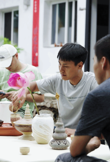 "Viện dưỡng lão" thanh niên gây tranh cãi: Tiền thuê mỗi tháng 5 triệu đồng, người trên 45 tuổi không được ở- Ảnh 10. "Viện dưỡng lão" thanh niên gây tranh cãi: Tiền thuê mỗi tháng 5 triệu đồng, người trên 45 tuổi không được ở- Ảnh 10.