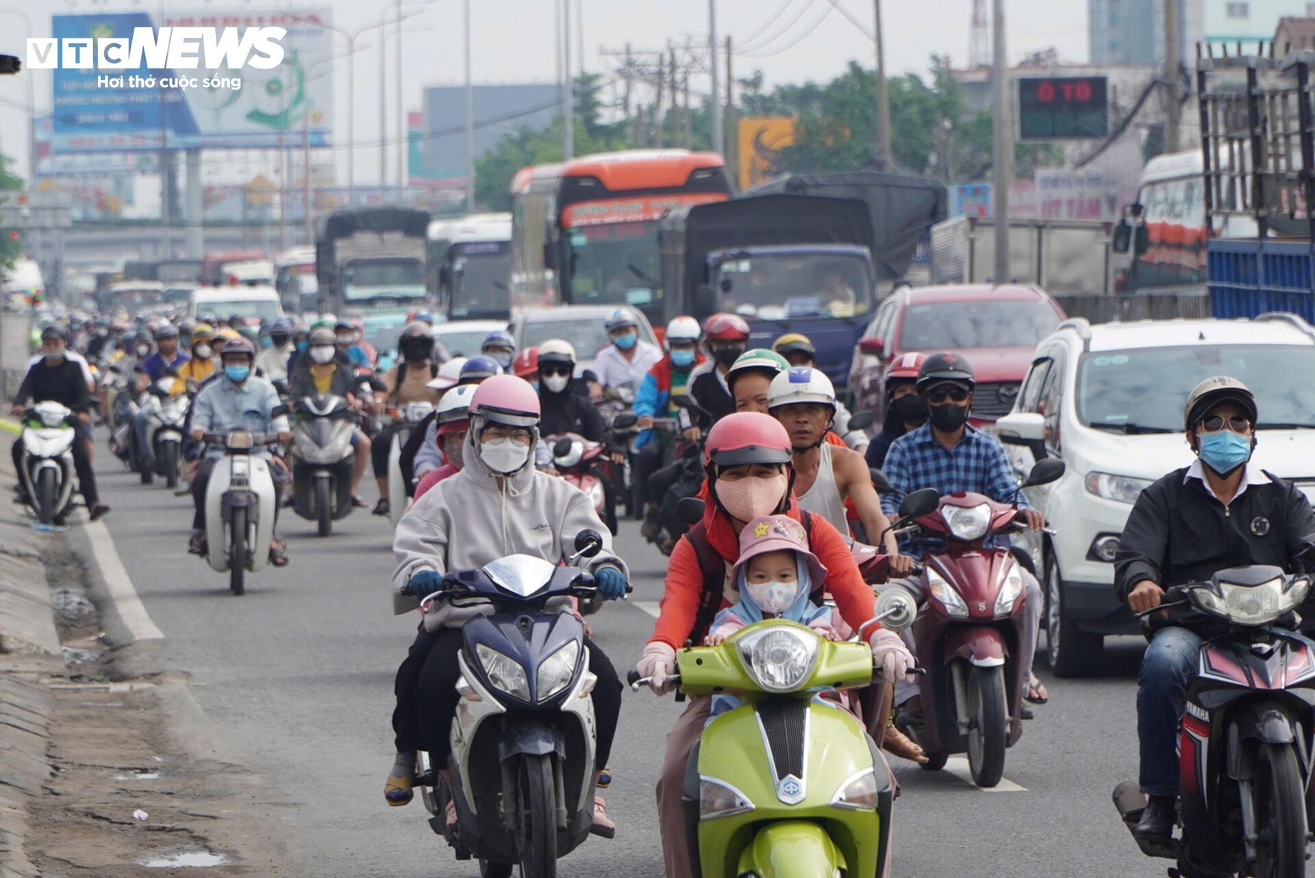 TP.HCM: Cửa ngõ miền Tây, đường dẫn lên cao tốc ùn ứ ngày đầu nghỉ lễ 2/9- Ảnh 1.