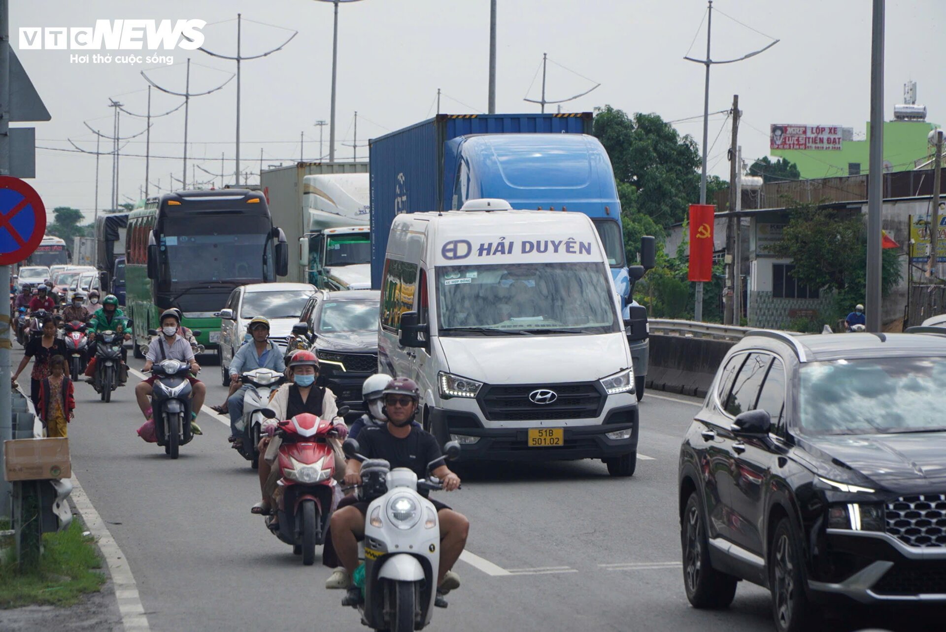 TP.HCM: Cửa ngõ miền Tây, đường dẫn lên cao tốc ùn ứ ngày đầu nghỉ lễ 2/9- Ảnh 2.