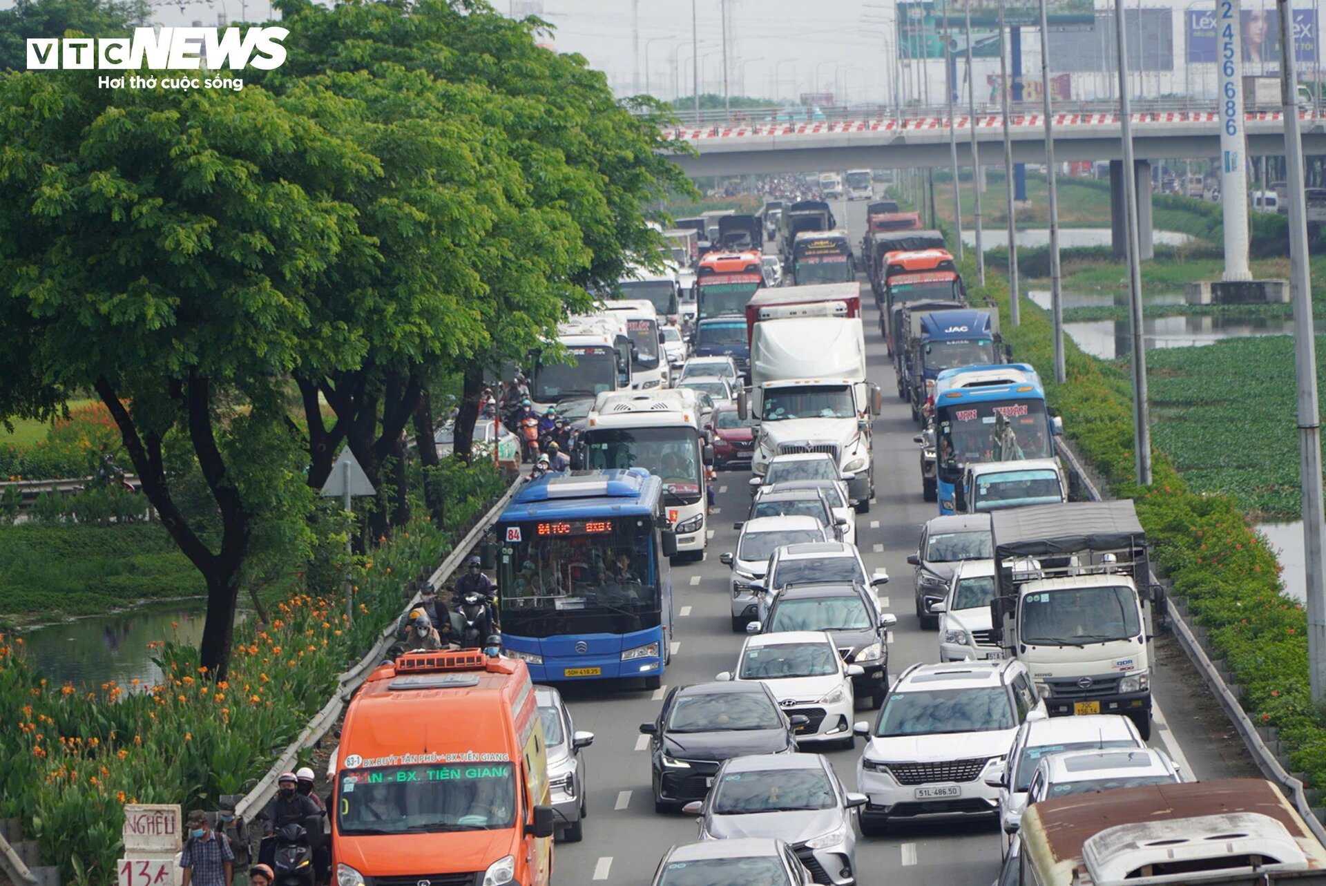 TP.HCM: Cửa ngõ miền Tây, đường dẫn lên cao tốc ùn ứ ngày đầu nghỉ lễ 2/9- Ảnh 4.