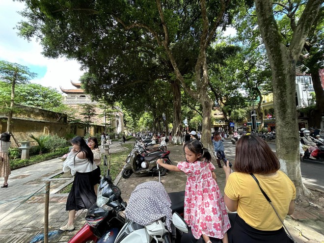 Giữa cái nắng 35 độ, hàng trăm “nàng thơ” dù toát mồ hôi vẫn miệt mài check-in phố thu Hà Nội- Ảnh 2. Giữa cái nắng 35 độ, hàng trăm “nàng thơ” dù toát mồ hôi vẫn miệt mài check-in phố thu Hà Nội- Ảnh 2.